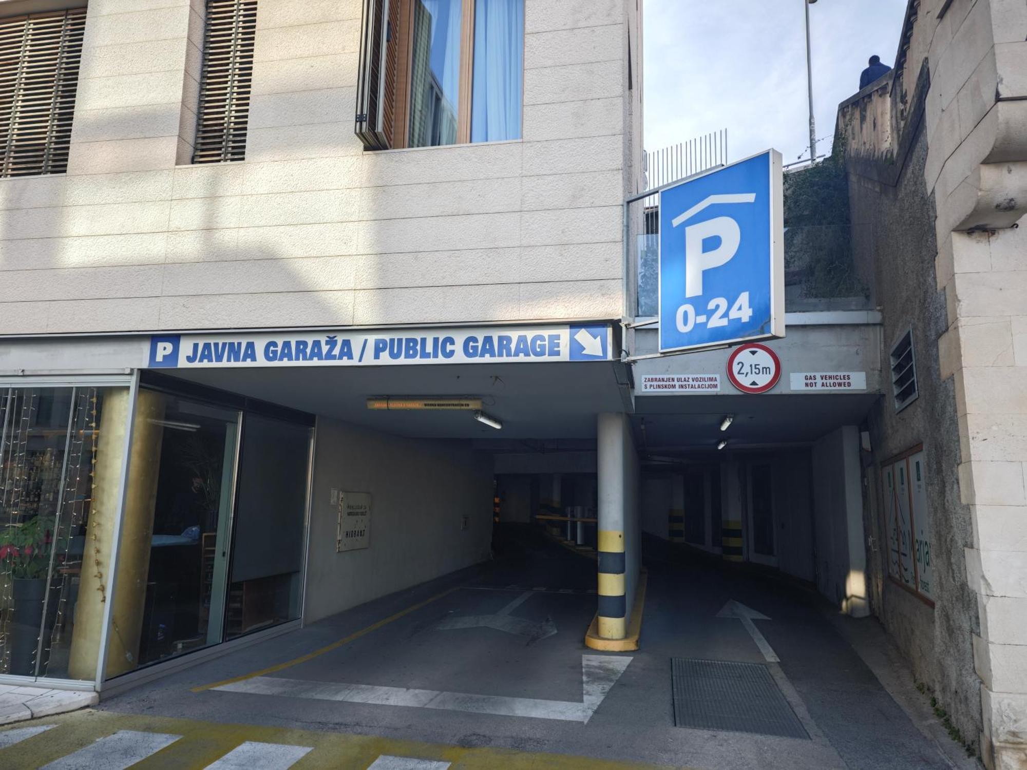 Apartment Central Old Town With Private Indoor Garage Parking Split Exterior foto